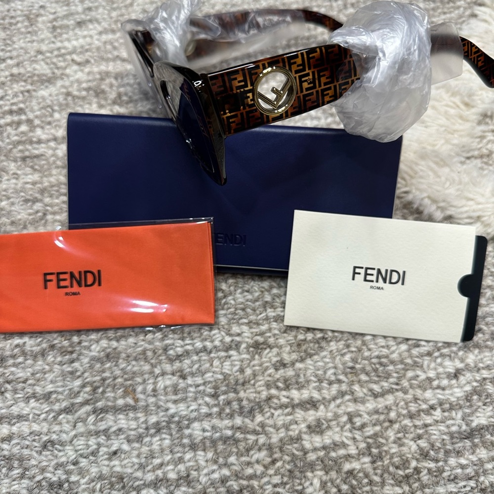 Cat eye Fendi shades